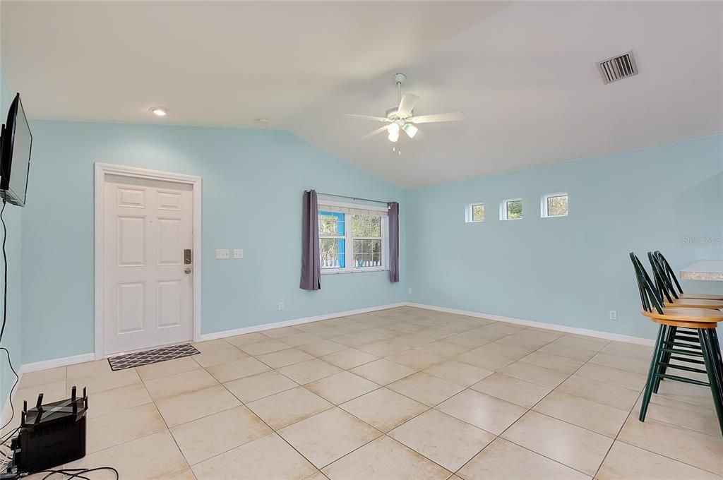 待售: $325,000 (2 贝兹, 2 浴室, 1180 平方英尺)