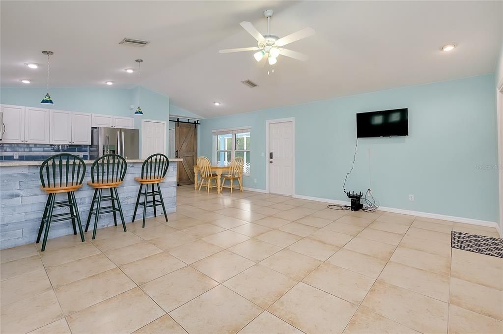 待售: $325,000 (2 贝兹, 2 浴室, 1180 平方英尺)