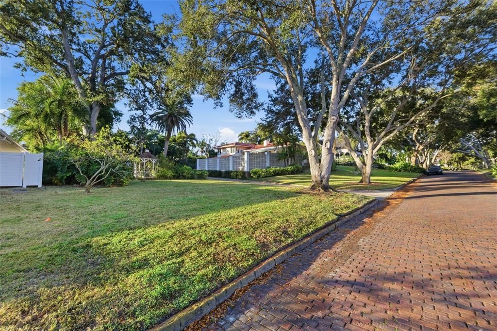 For Sale: $1,400,000 (4 beds, 2 baths, 2272 Square Feet)