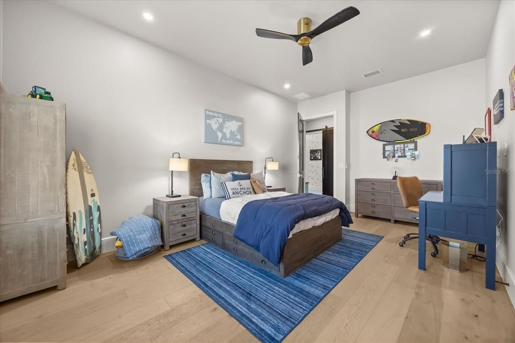 En Venta: $3,995,000 (5 camas, 4 baños, 5772 Pies cuadrados)