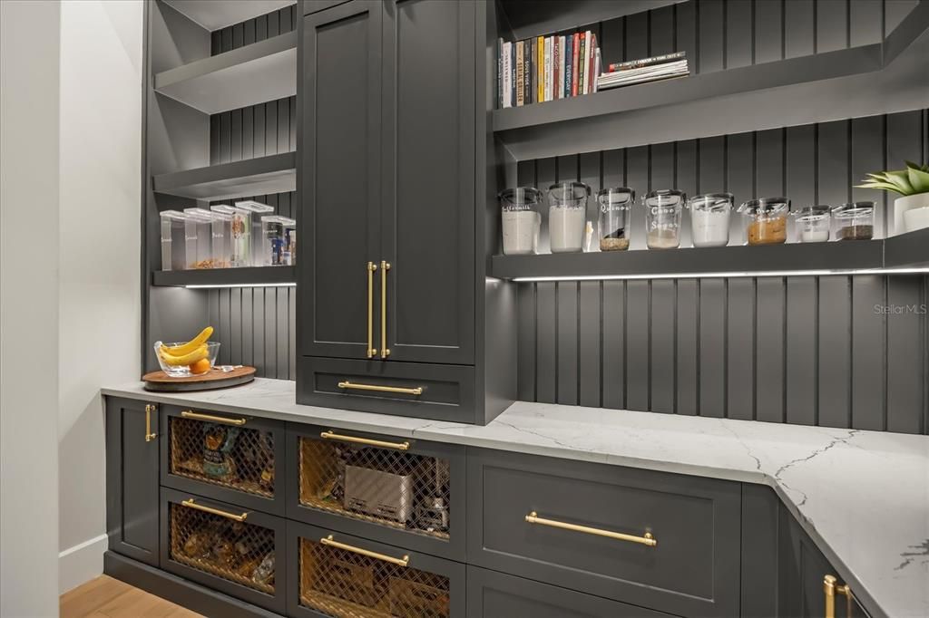 En Venta: $3,995,000 (5 camas, 4 baños, 5772 Pies cuadrados)