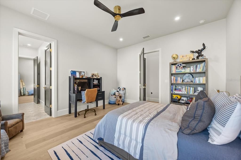 En Venta: $3,995,000 (5 camas, 4 baños, 5772 Pies cuadrados)