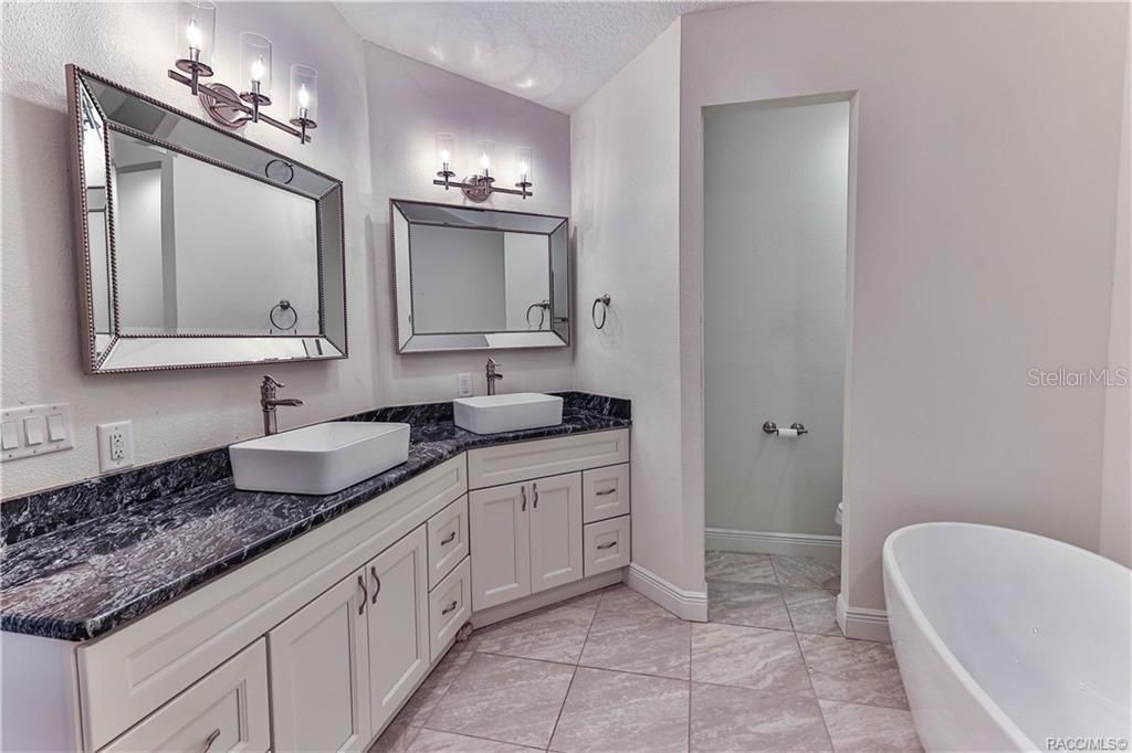 На продажу: $425,000 (5 спален, 3 ванн, 2987 Квадратных фут)