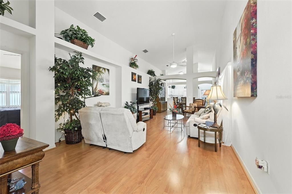 Active With Contract: $315,000 (2 beds, 2 baths, 1386 Square Feet)