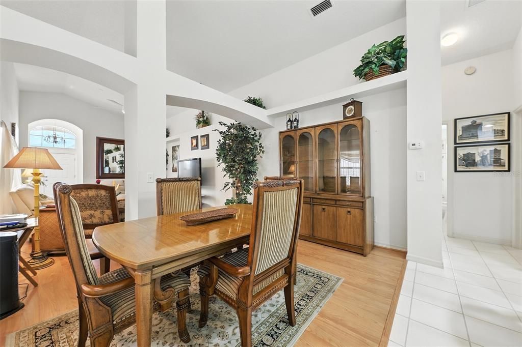 Active With Contract: $315,000 (2 beds, 2 baths, 1386 Square Feet)