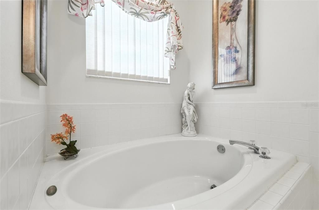 Active With Contract: $315,000 (2 beds, 2 baths, 1386 Square Feet)