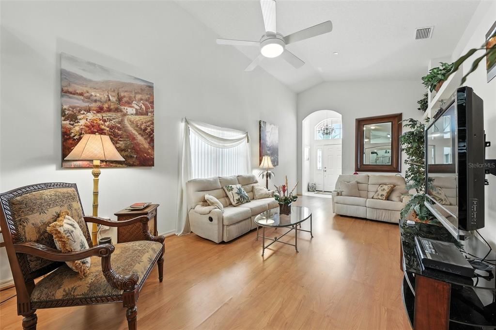 Active With Contract: $315,000 (2 beds, 2 baths, 1386 Square Feet)