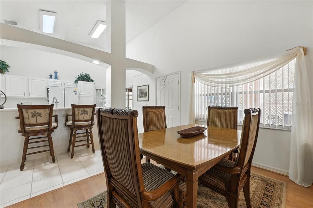 Active With Contract: $315,000 (2 beds, 2 baths, 1386 Square Feet)