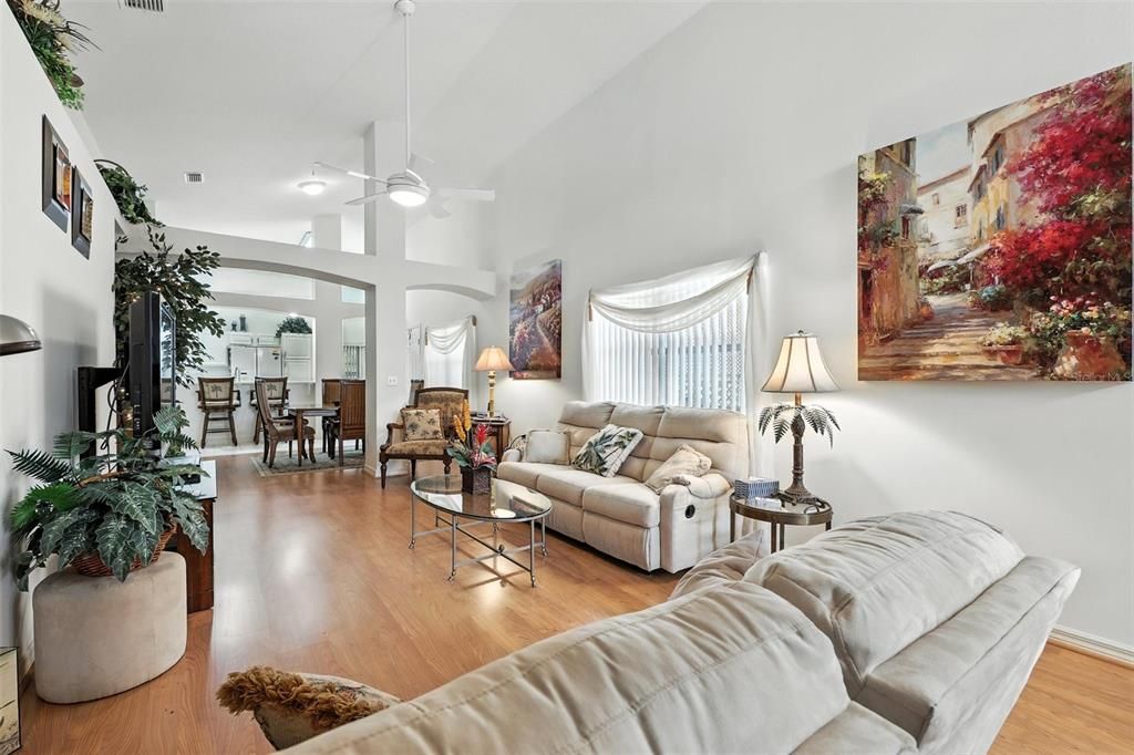 Active With Contract: $315,000 (2 beds, 2 baths, 1386 Square Feet)