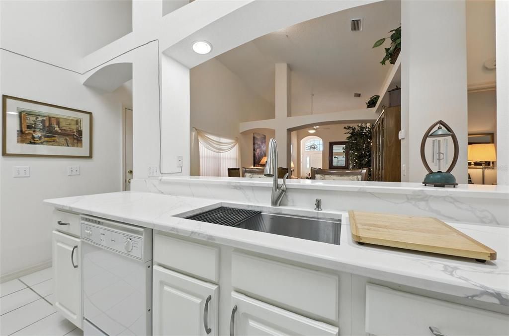 Active With Contract: $315,000 (2 beds, 2 baths, 1386 Square Feet)