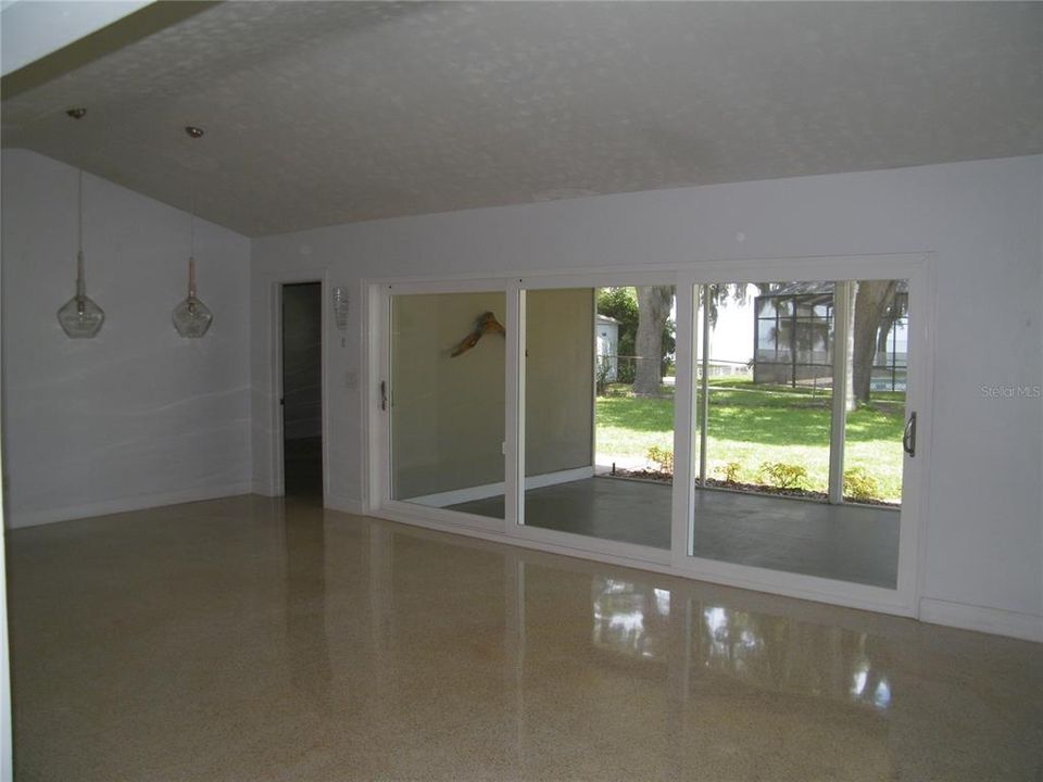 出租: $4,250 (3 贝兹, 3 浴室, 1594 平方英尺)