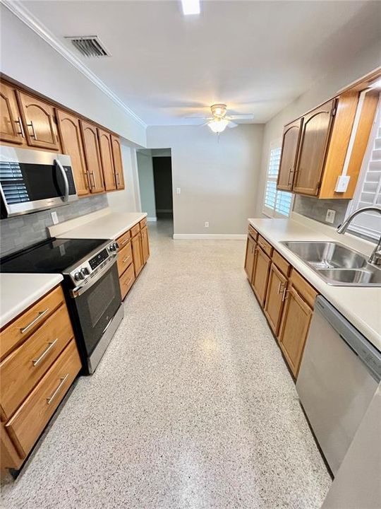 出租: $4,250 (3 贝兹, 3 浴室, 1594 平方英尺)