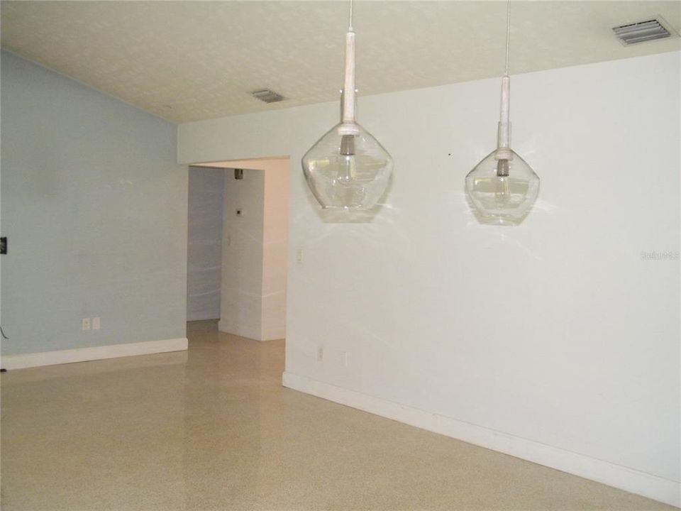 出租: $4,250 (3 贝兹, 3 浴室, 1594 平方英尺)