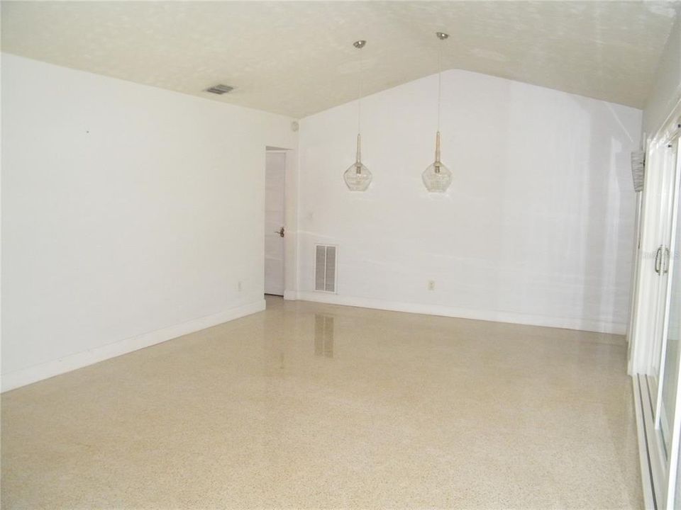 出租: $4,250 (3 贝兹, 3 浴室, 1594 平方英尺)