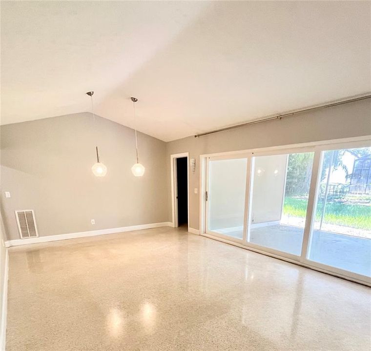 出租: $4,250 (3 贝兹, 3 浴室, 1594 平方英尺)