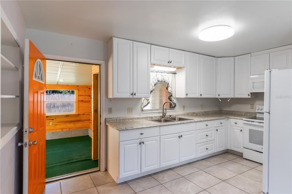 待售: $219,000 (2 贝兹, 2 浴室, 1420 平方英尺)