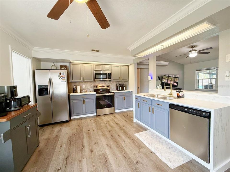 For Sale: $261,000 (3 beds, 2 baths, 1289 Square Feet)