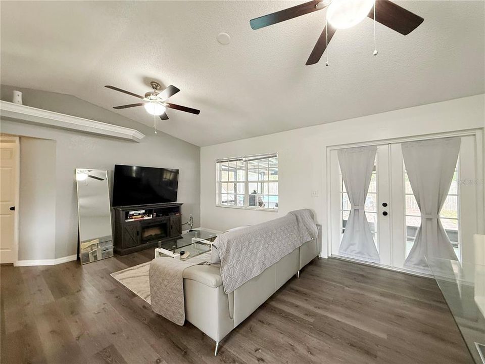 For Sale: $261,000 (3 beds, 2 baths, 1289 Square Feet)