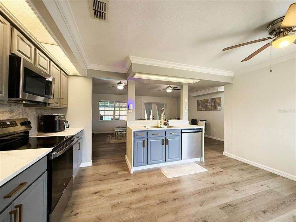 For Sale: $261,000 (3 beds, 2 baths, 1289 Square Feet)