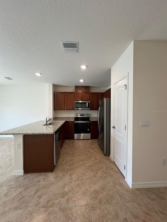 For Rent: $2,000 (3 beds, 2 baths, 1463 Square Feet)
