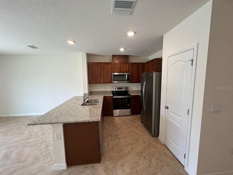 For Rent: $2,000 (3 beds, 2 baths, 1463 Square Feet)
