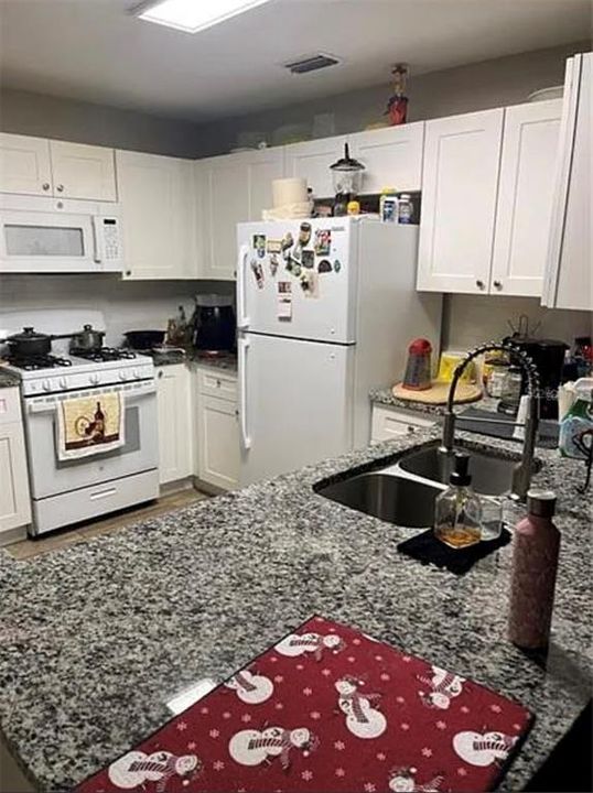 For Rent: $1,600 (2 beds, 2 baths, 938 Square Feet)