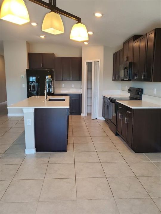 For Rent: $2,195 (4 beds, 2 baths, 1958 Square Feet)