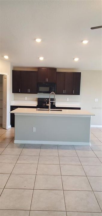 For Rent: $2,195 (4 beds, 2 baths, 1958 Square Feet)