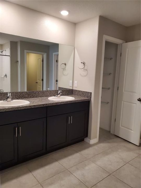 For Rent: $2,195 (4 beds, 2 baths, 1958 Square Feet)