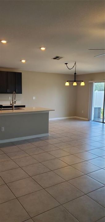 For Rent: $2,195 (4 beds, 2 baths, 1958 Square Feet)