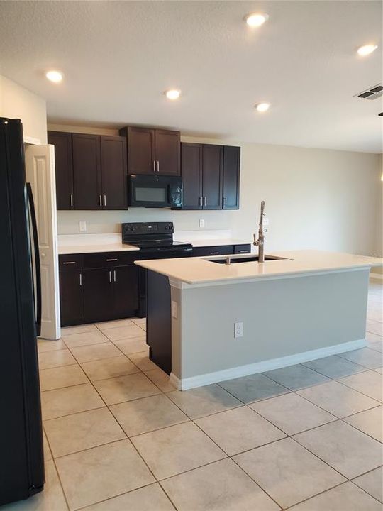 For Rent: $2,195 (4 beds, 2 baths, 1958 Square Feet)