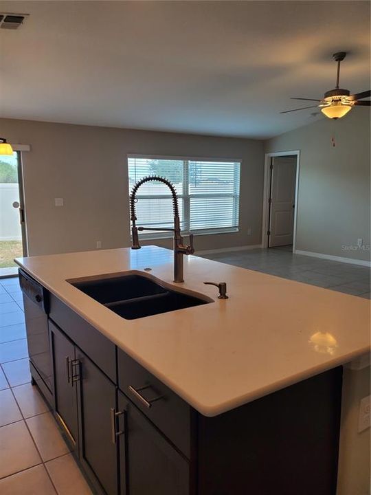 For Rent: $2,195 (4 beds, 2 baths, 1958 Square Feet)