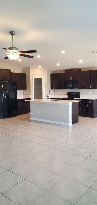 For Rent: $2,195 (4 beds, 2 baths, 1958 Square Feet)