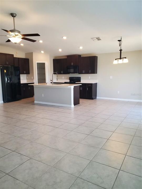 For Rent: $2,195 (4 beds, 2 baths, 1958 Square Feet)