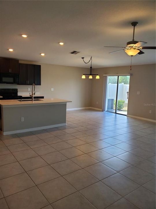 For Rent: $2,195 (4 beds, 2 baths, 1958 Square Feet)