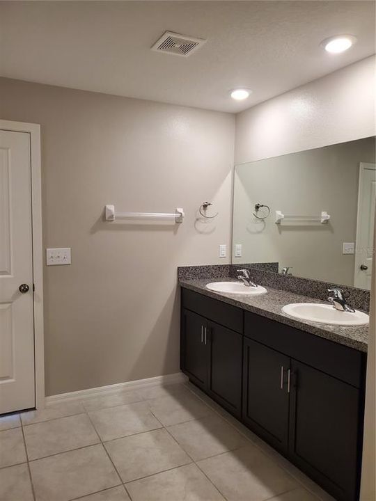 For Rent: $2,195 (4 beds, 2 baths, 1958 Square Feet)