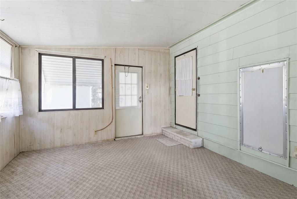 For Sale: $129,900 (2 beds, 2 baths, 1296 Square Feet)