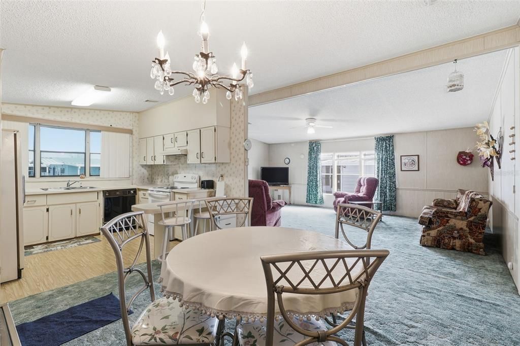 For Sale: $129,900 (2 beds, 2 baths, 1296 Square Feet)