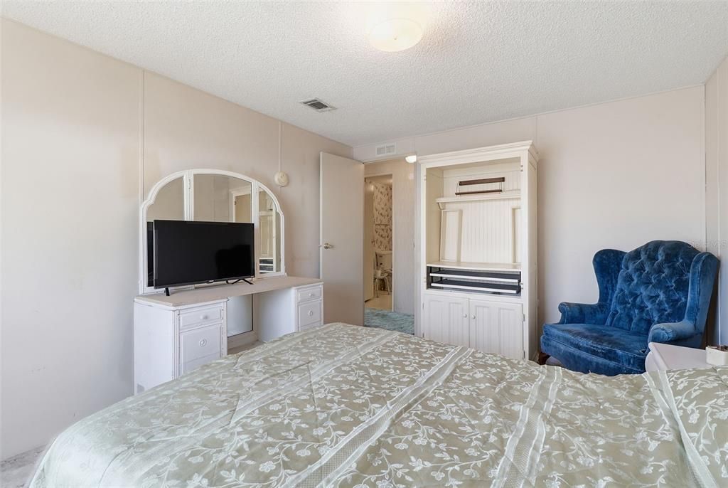 For Sale: $129,900 (2 beds, 2 baths, 1296 Square Feet)