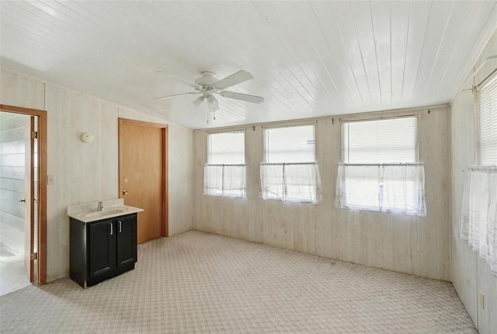 For Sale: $129,900 (2 beds, 2 baths, 1296 Square Feet)