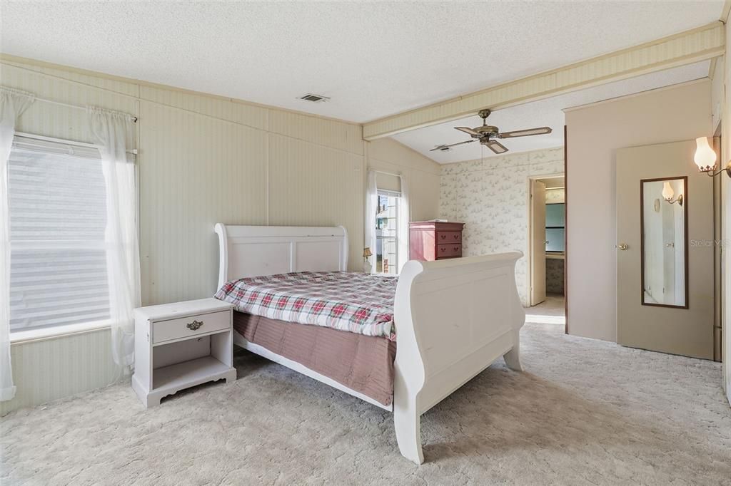 For Sale: $129,900 (2 beds, 2 baths, 1296 Square Feet)