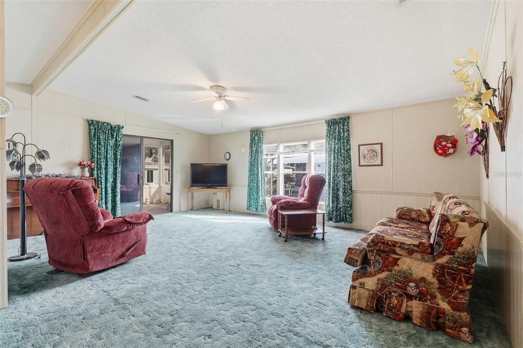 For Sale: $129,900 (2 beds, 2 baths, 1296 Square Feet)