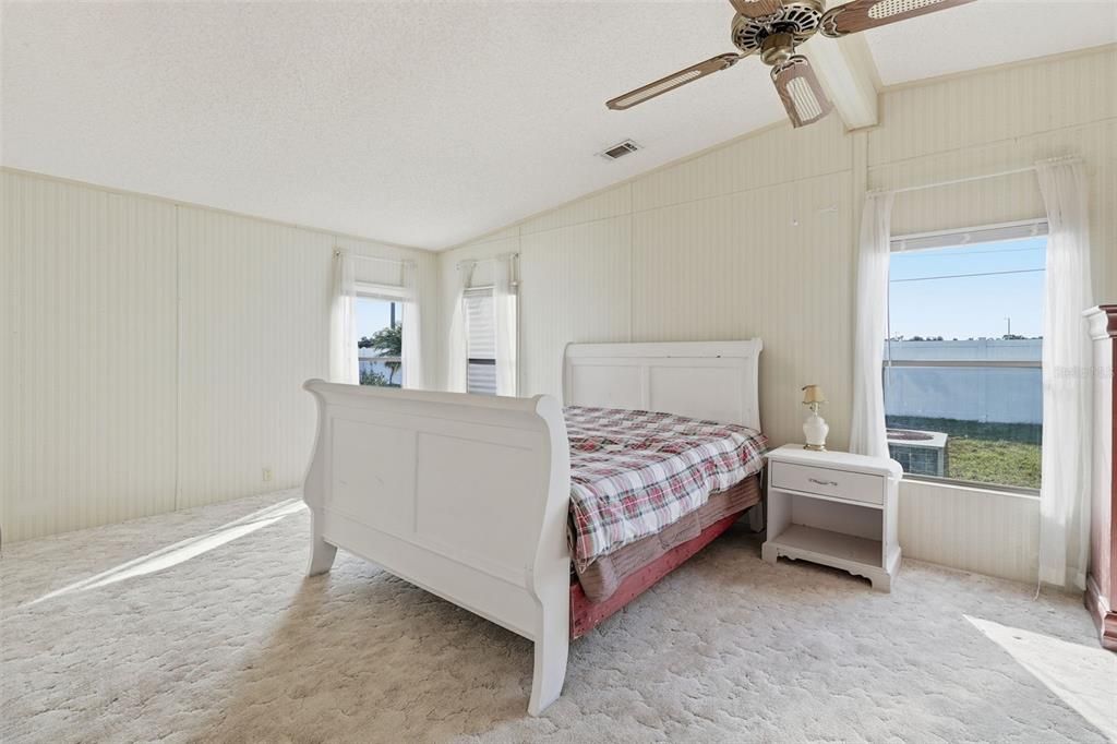 For Sale: $129,900 (2 beds, 2 baths, 1296 Square Feet)