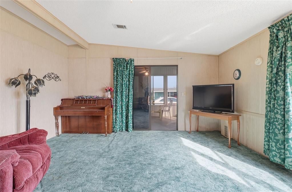 For Sale: $129,900 (2 beds, 2 baths, 1296 Square Feet)