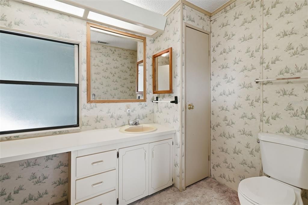 For Sale: $129,900 (2 beds, 2 baths, 1296 Square Feet)