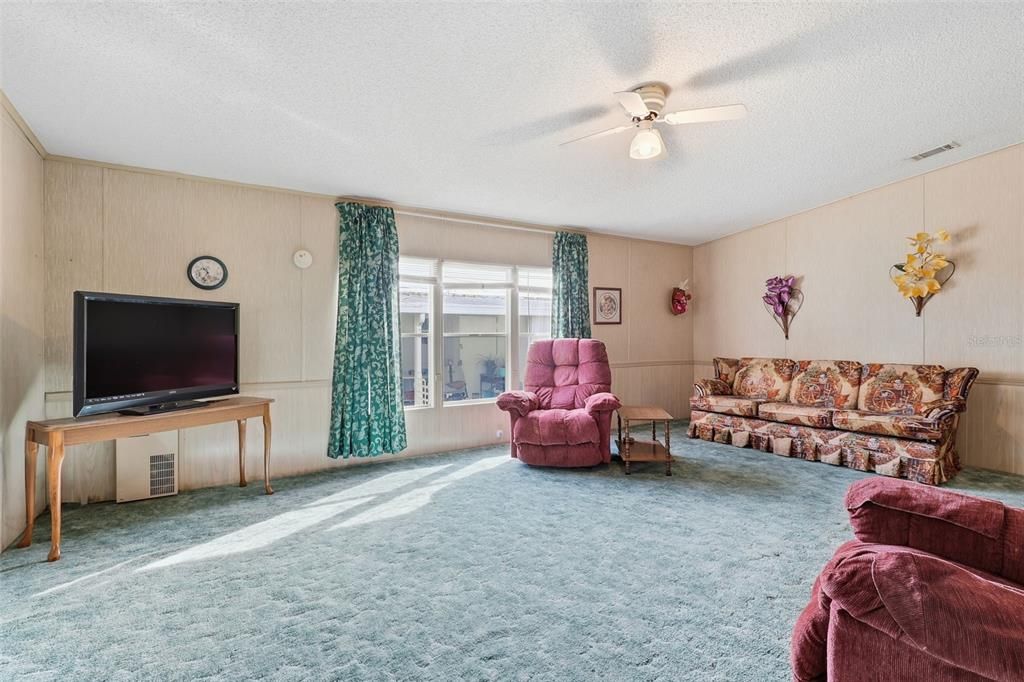 For Sale: $129,900 (2 beds, 2 baths, 1296 Square Feet)