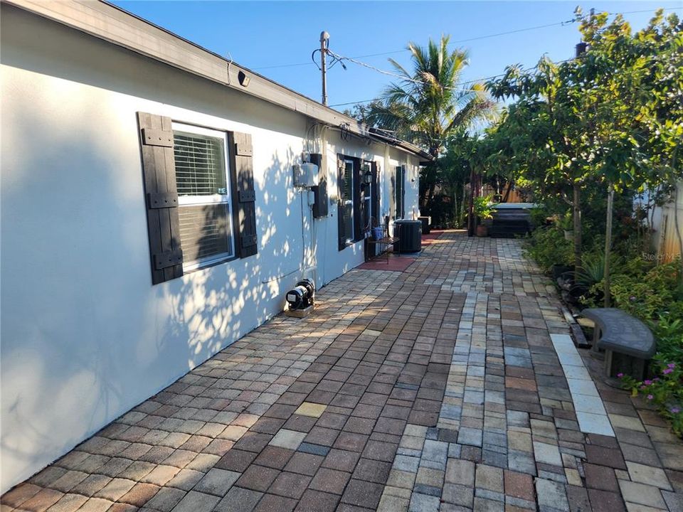 For Sale: $565,000 (3 beds, 3 baths, 2335 Square Feet)