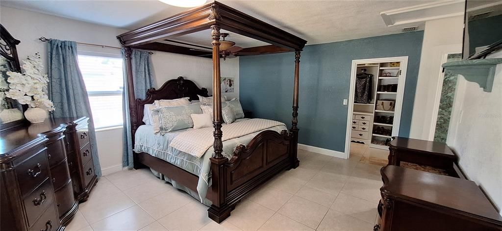 For Sale: $565,000 (3 beds, 3 baths, 2335 Square Feet)