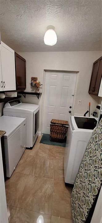 For Sale: $565,000 (3 beds, 3 baths, 2335 Square Feet)