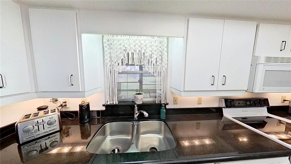 For Sale: $238,500 (2 beds, 2 baths, 1389 Square Feet)